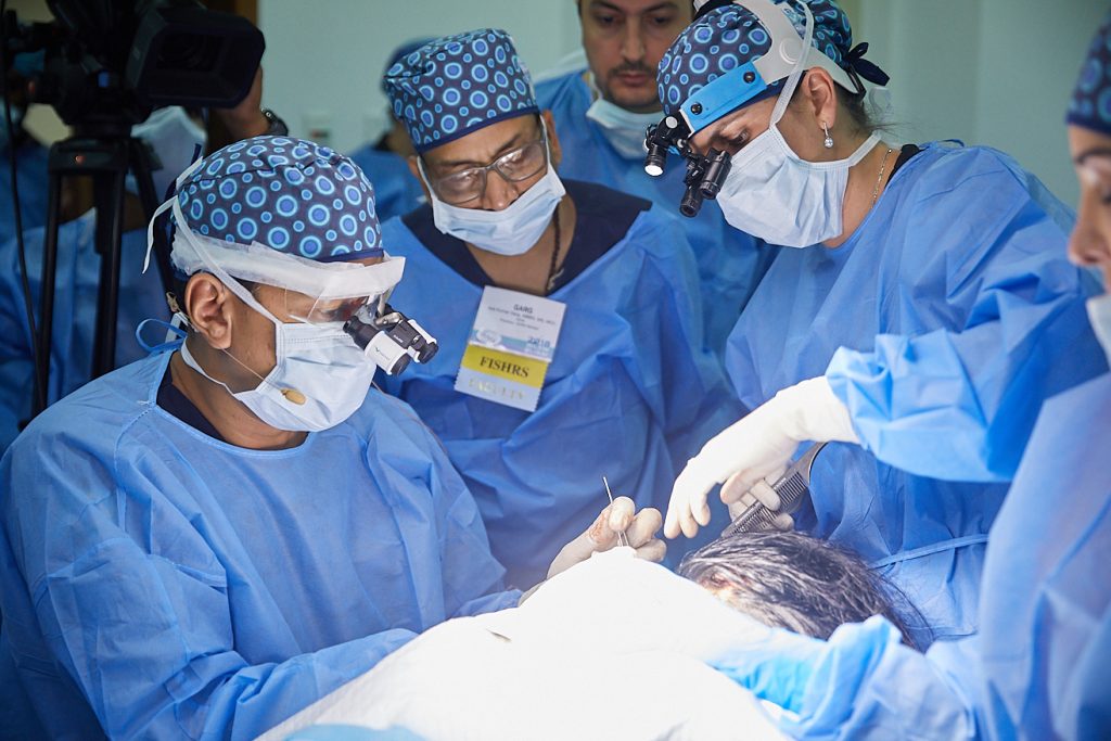Equipe durante cirurgia ao vivo na cidade de Dubai